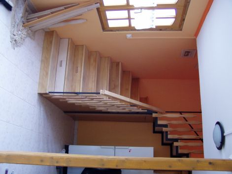 Belső lépcső;Fém váz,fa burkolat